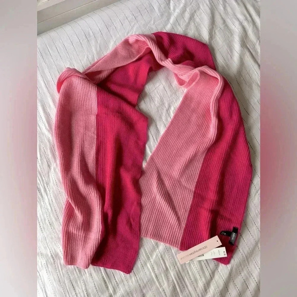 Bloomingdale’s AQUA Brand Knit Scarf 2 shades of pink - Picture 2 of 4